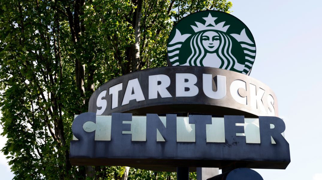 Η Starbucks ζητά από τους υπαλλήλους της να εργάζονται δια ζώσης 4 ημέρες την εβδομάδα, προσφέροντας αποζημίωση σε όσους επιλέξουν να αποχωρήσουν.