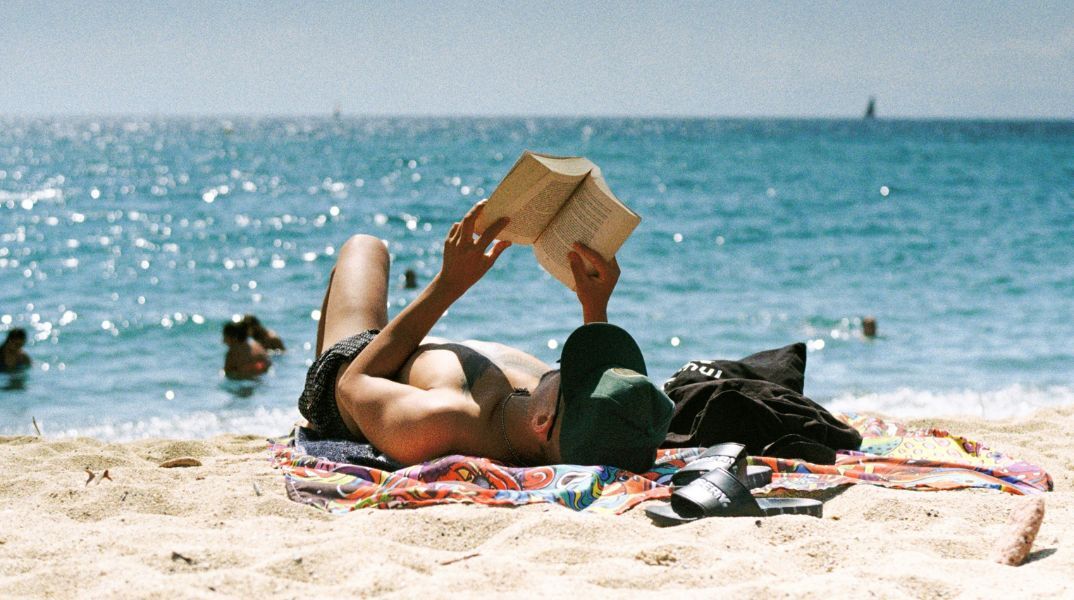 Τέσσερα βιβλία για την παραλία… ή τέλος πάντων, για τις τεμπέλικες καλοκαιρινές ημέρες