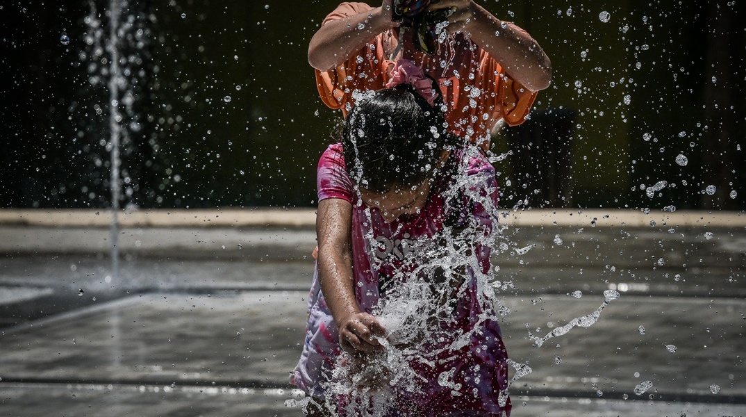 Παιδιά παίζουν με το νερό
