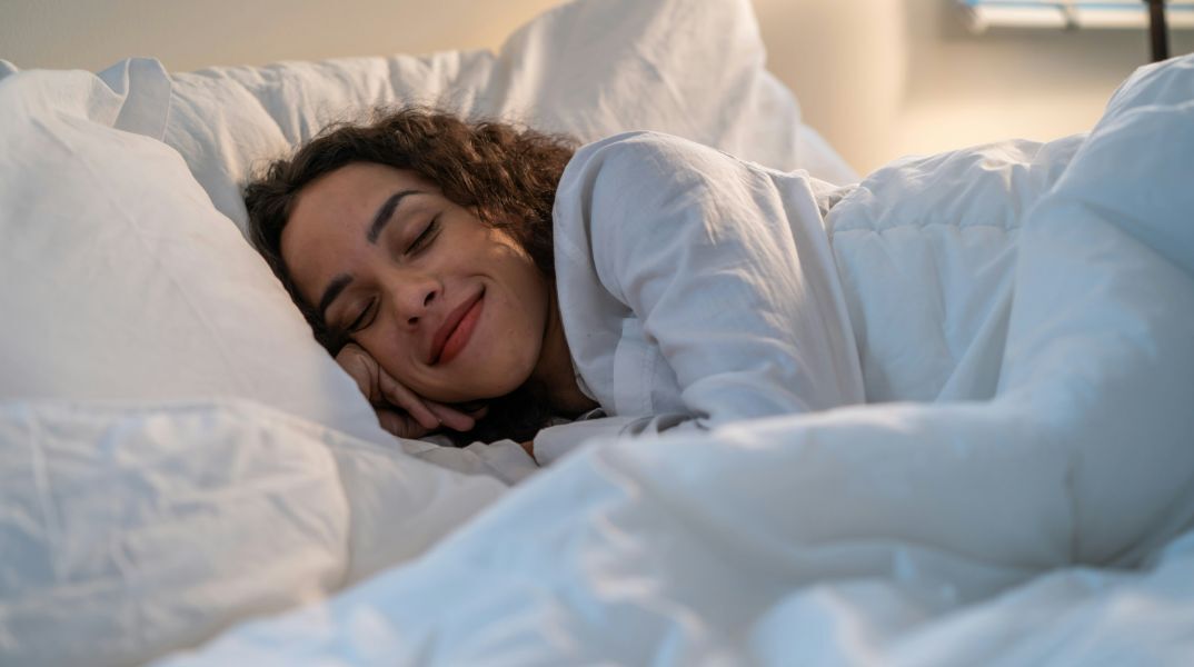 Οι 3 ασκήσεις που μπορούν να σας βοηθήσουν να νικήσετε την αϋπνία