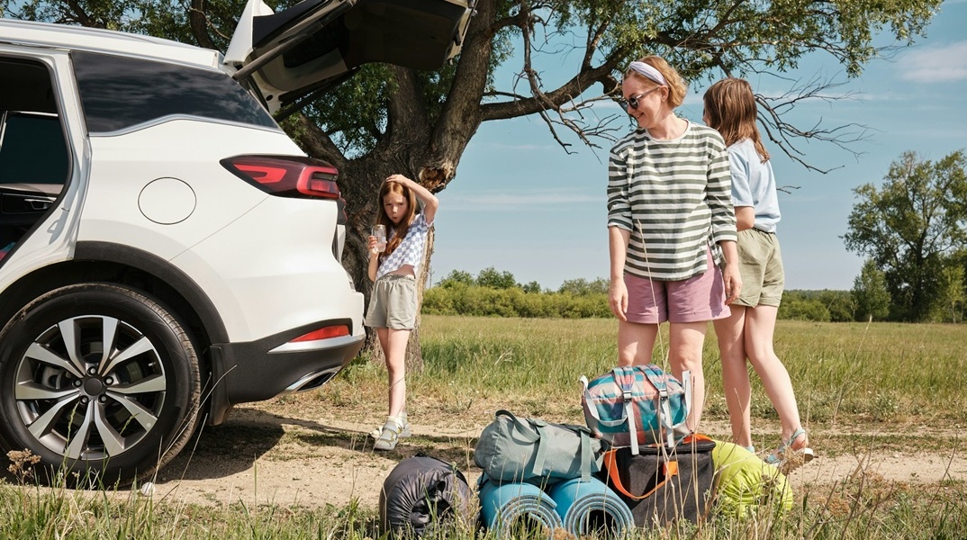 Άτομα ετοιμάζονται να φορτώσουν με αποσκευές το αυτοκίνητο