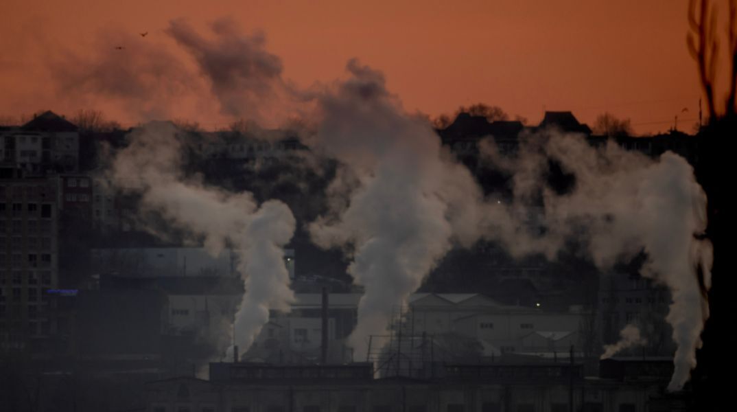 Έκθεση Παγκόσμιας Τράπεζας: Η άσκοπη καύση φυσικού αερίου από τη βιομηχανία ορυκτών καυσίμων απελευθέρωσε 389 εκατ. τόνους άνθρακα στην ατμόσφαιρα το 2024.