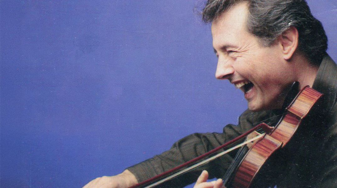 Ο Νίκος Οικονομίδης είναι το «βιολί» των Κυκλάδων 