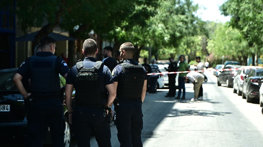 Συνελήφθη 22χρονος για την επίθεση με πυροβολισμούς στον Κολωνό - Ταυτοποιήθηκε το όπλο - Τραυματίστηκαν Τούρκος και αστυνομικός εκτός υπηρεσίας.