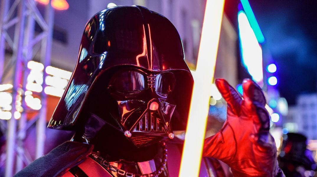 Το φωτόσπαθο του Νταρθ Βέιντερ από τις αυθεντικές ταινίες Star Wars πωλείται σε δημοπρασία, με τιμή που φτάνει τα 2,2 εκατ. λίρες.