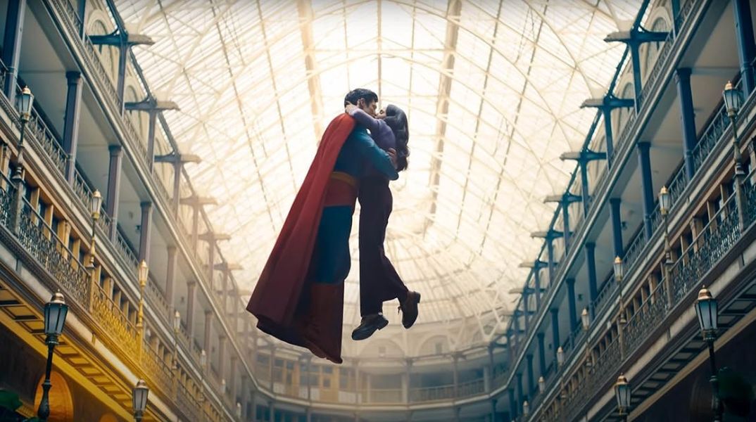 Ο Superman του Τζέιμς Γκαν ξεπερνά τα 300 εκατ. δολάρια παγκοσμίως, κυριαρχώντας στο box office και κερδίζοντας κοινό και κριτικούς.