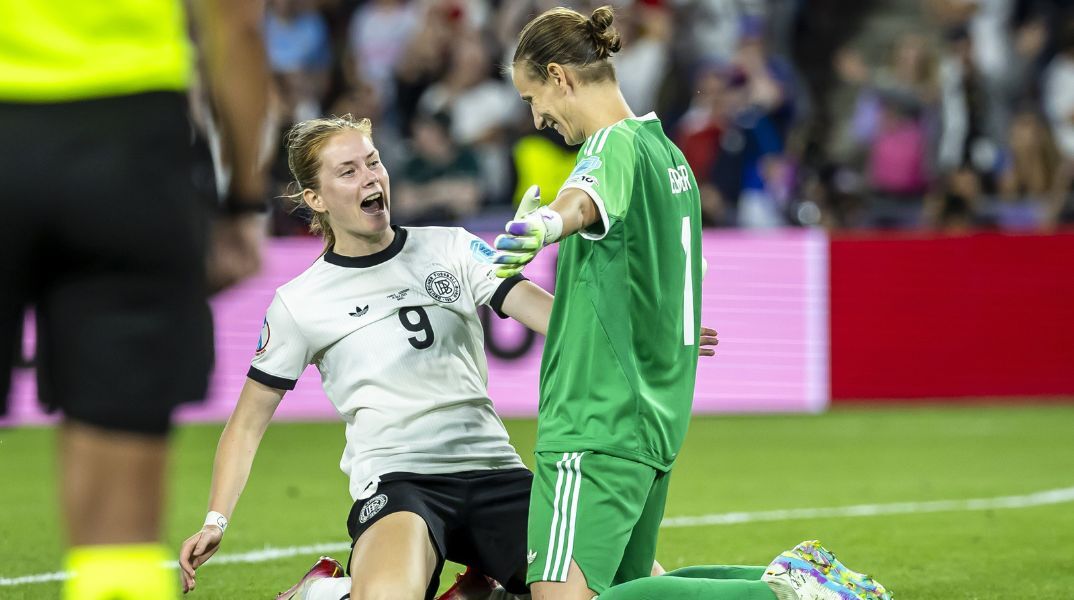 Euro Γυναικών 2025: Η Γερμανία προκρίθηκε επί της Γαλλίας στα πέναλτι (6-5), παίζοντας με 10 παίκτριες από το 13' - Στα ημιτελικά θα αντιμετωπίσει την Ισπανία.
