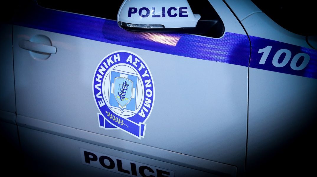 Ασπρόπυργος: Έντεκα συλλήψεις μετά από έφοδο της αστυνομίας σε οικισμό - Κατηγορίες για όπλα, κλοπές, ρευματοκλοπή και βία.