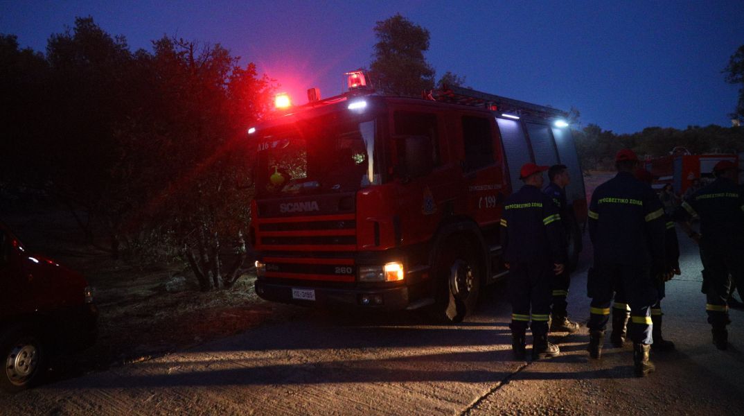 Συνελήφθη νεαρός που έβαζε φωτιές σε οχήματα και κάδους απορριμμάτων στο κέντρο της Αθήνας