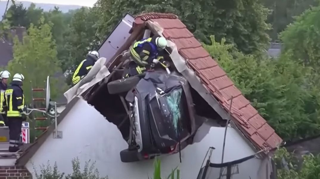 Αυτοκίνητο στη Γερμανία έπεσε σε 7χρονο και καρφώθηκε σε στέγη - Σοβαρά τραυματίες ο οδηγός και η σύζυγός του, έρευνα σε εξέλιξη.