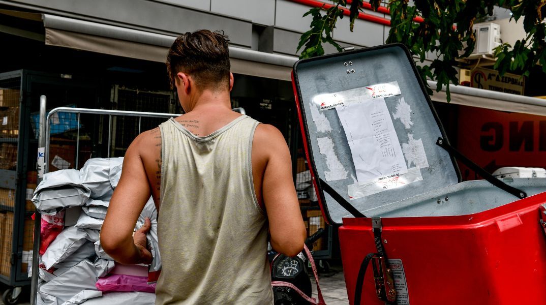 Υπουργείο Εργασίας: Έκτακτα μέτρα για τους εργαζόμενους στον ιδιωτικό τομέα ενόψει καύσωνα, για την Τρίτη 22/7 - Παύση εργασιών, τηλεργασία και ευελιξία ωραρίου