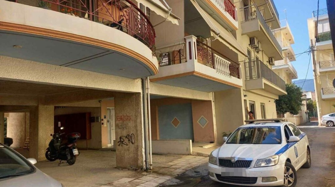 Περιπολικό έξω από πολυκατοικία στην Καλαμάτα