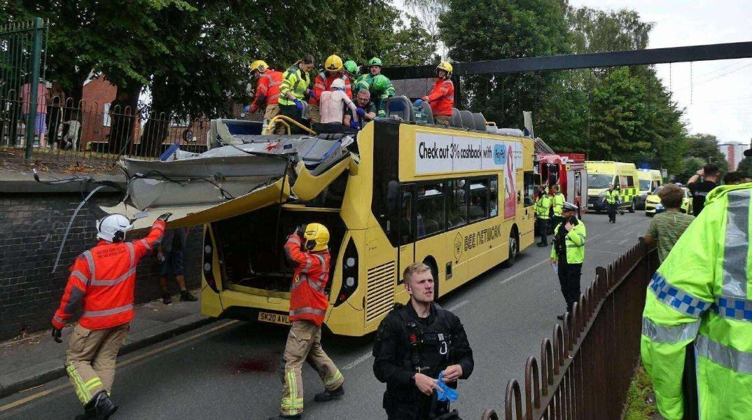 Διώροφο λεωφορείο έπεσε σε γέφυρα στο Μάντσεστερ - 15 τραυματίες στο νοσοκομείο