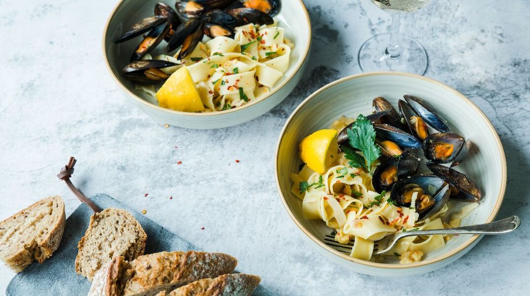 Σκορδάτη μακαρονάδα με μύδια και αχιβάδες