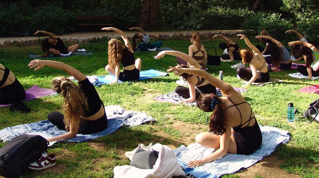 Πού και πώς θα κάνεις δωρεάν πιλάτες στα αθηναϊκά πάρκα;