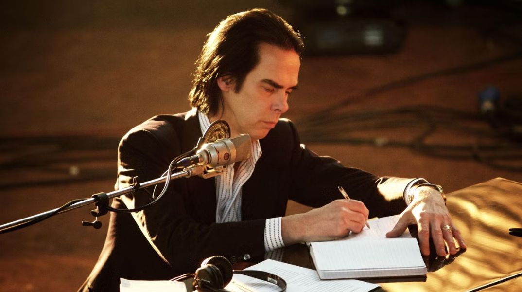 Νικ Κέιβ: Δώρισε 2.000 βιβλία από την προσωπική του συλλογή σε φιλανθρωπικό βιβλιοπωλείο στη Βρετανία, προκαλώντας φρενίτιδα στους λάτρεις του.