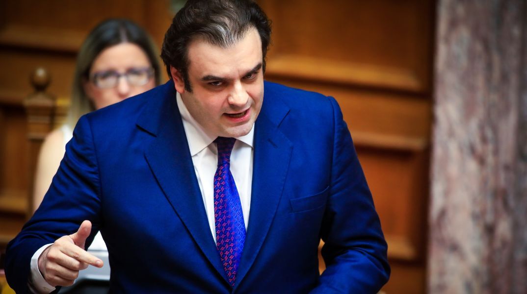 Κυριάκος Πιερρακάκης: Η ανάρτηση του υπουργού Εθνικής Οικονομίας και Οικονομικών για τις παρεμβάσεις με στόχο τη μείωση των τραπεζικών προμηθειών