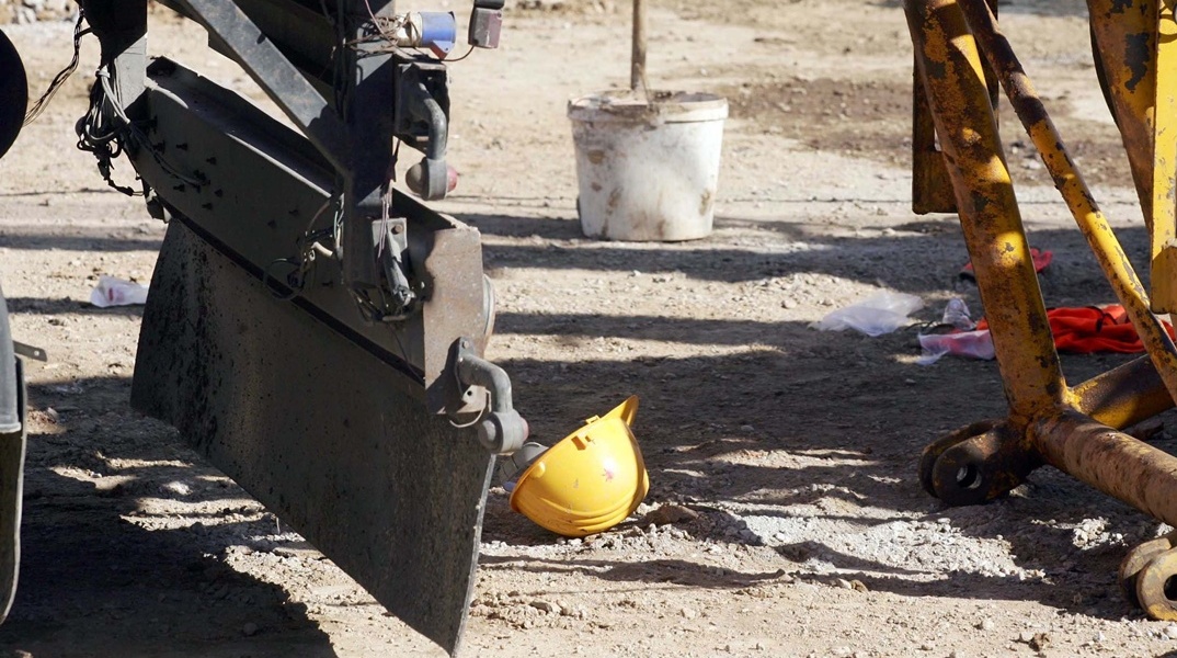 Κράνος εργάτη πεσμένο