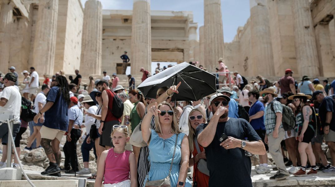 Καύσωνας: Επτά αρχαιολογικοί χώροι στην Αθήνα, ανάμεσά τους η Ακρόπολη, θα παραμένουν κλειστοί 12:00-17:00 έως και την Παρασκευή 25/7.