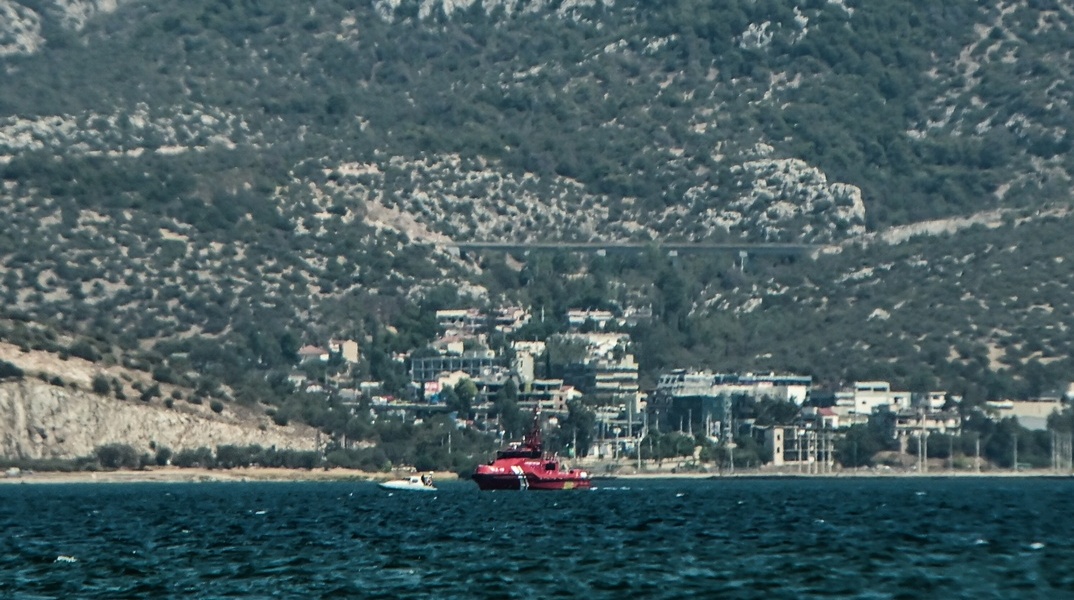 Το σημείο της προσθαλάσσωσης του ελικοπτέρου ανοιχτά της Ελευσίνας