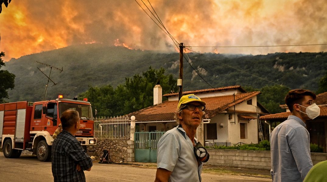 Φωτιά στην Κορινθία: Ολονύχτια μάχη με τρία μέτωπα - Σε ξενοδοχεία οι κάτοικοι των χωριών που εκκενώθηκαν