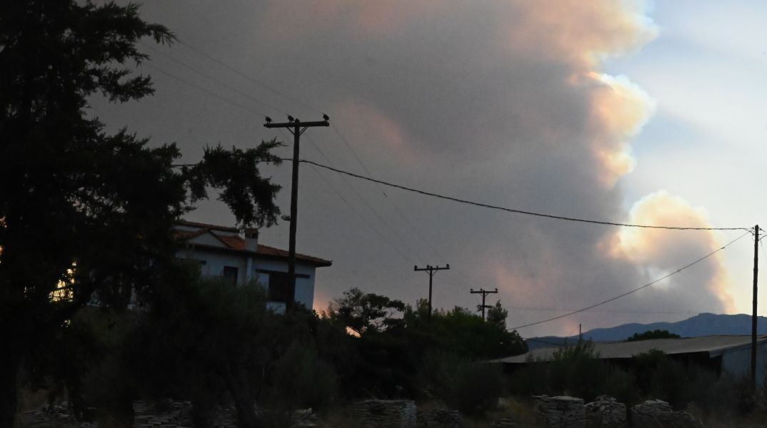 Φωτιά στην Κορινθία: Πολλαπλά μέτωπα στον Φενεό - Συνεχίζονται οι εκκενώσεις οικισμών
