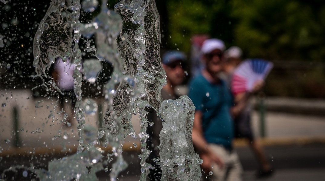 Σιντριβάνι και πίσω πολίτες εν μέσω καύσωνα στην Αθήνα