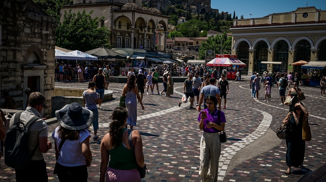 Πολίτες στο Μοναστηράκι εν μέσω καύσωνα