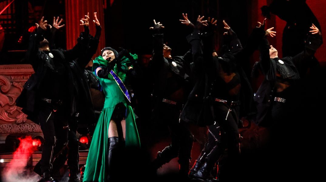 Lady Gaga: Σκόνταψε και έπεσε on stage στη συναυλία στο Λας Βέγκας - Το ίδιο έπαθε και cameraman της