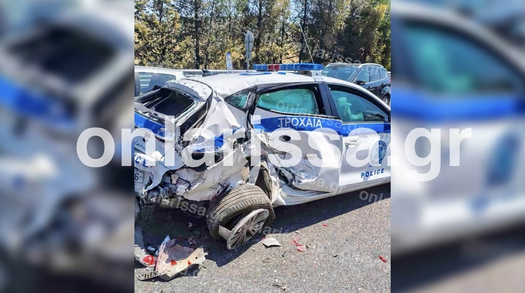 Το περιπολικό μετά τη σύγκρουση με το αγροτικό όχημα