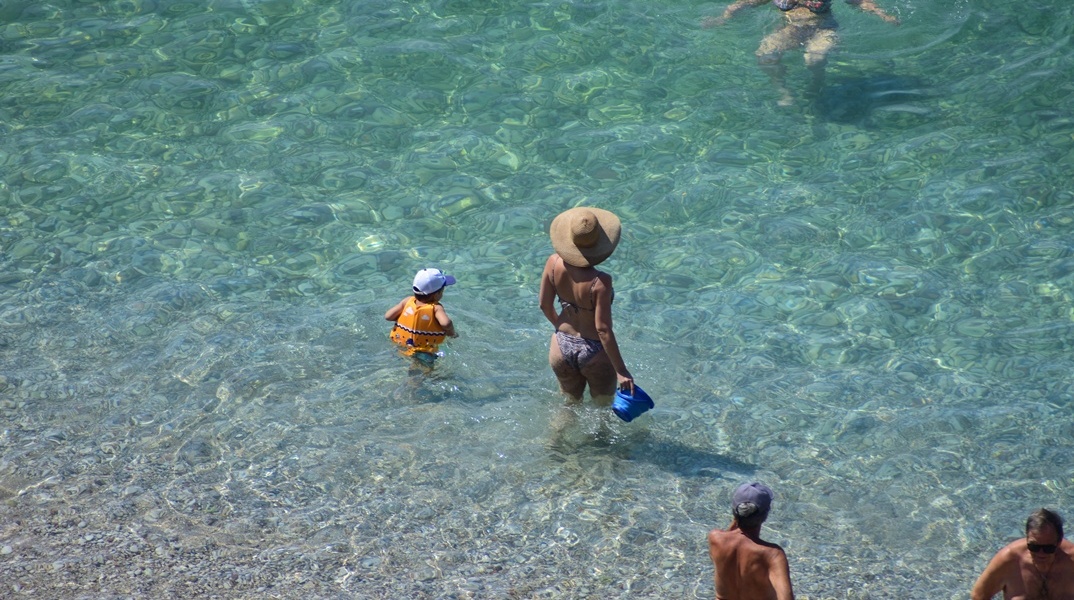 Παραλία με λουόμενους