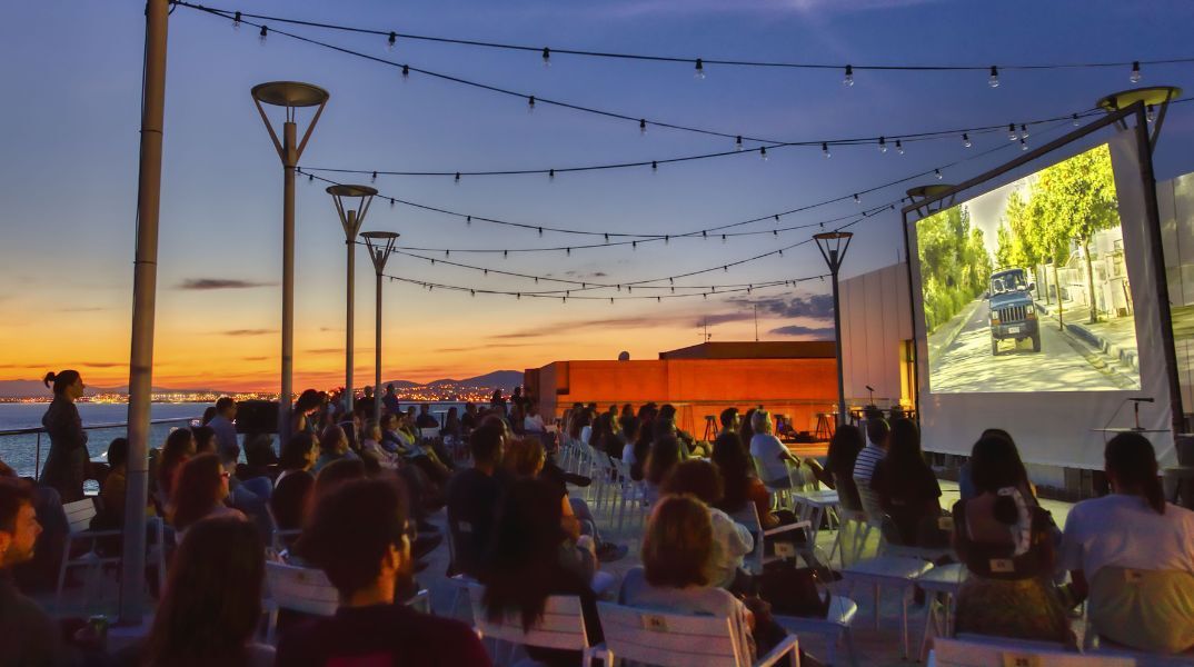 Το «Σινεμά με Θέα» επιστρέφει στη Θεσσαλονίκη - Προβολές με την υπογραφή του Φεστιβάλ Κινηματογράφου, κάθε τριήμερο στην οροφή του Μεγάρου Μουσικής. 