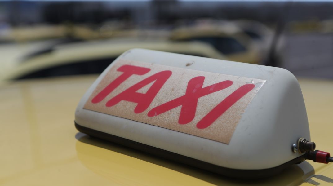 Ταξιτζής στη Θεσσαλονίκη επιτέθηκε σε 21χρονη επειδή αρνήθηκε να πληρώσει έξτρα χρέωση 