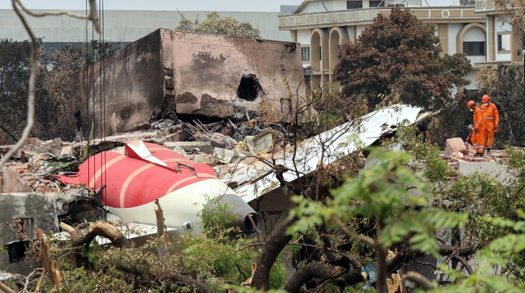 Βρετανία: Συγγενείς θυμάτων του αεροπορικού δυστυχήματος της Air India παρέλαβαν λάθος σορούς - Έρευνα για παραλείψεις σε ταυτοποίηση και μεταφορά των λειψάνων.