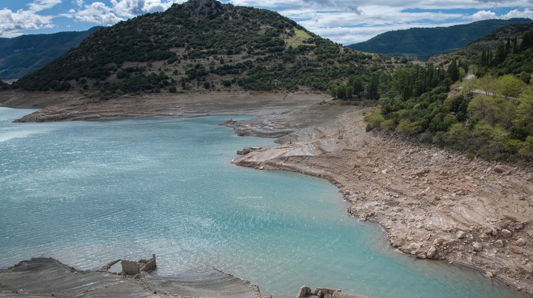 Χαμηλή στάθμη νερού στη λίμνη Μόρνου