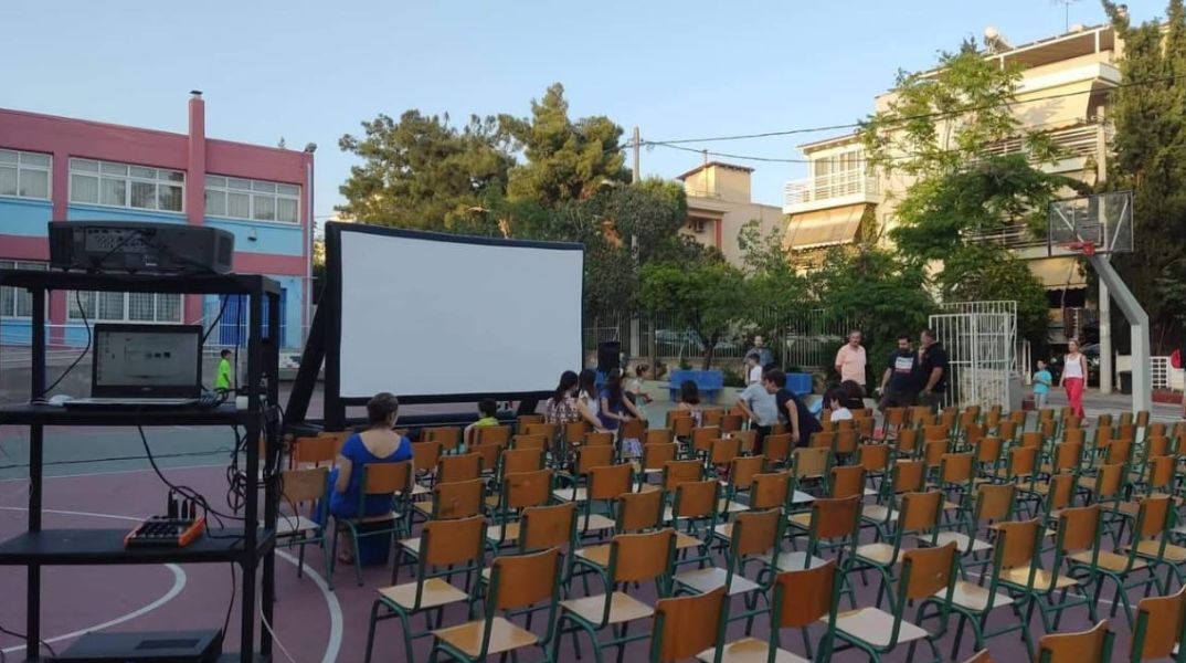 Ο Δήμος Αθηναίων διοργανώνει δωρεάν προβολές παιδικών ταινιών σε σχολεία, προσφέροντας μαγικές βραδιές σε παιδιά και οικογένειες της πόλης.