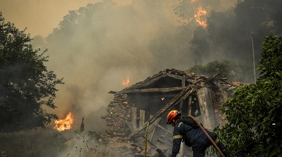 Πυροσβέστης κατά τη διάρκεια της επιχείρησης για την κατάσβεση φωτιάς στην Κορινθία