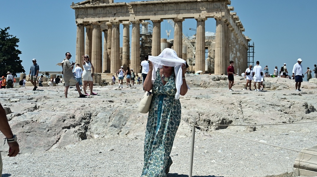Πολίτες προστατεύονται όπως μπορούν από το κύμα καύσωνα στον Παρθενώνα