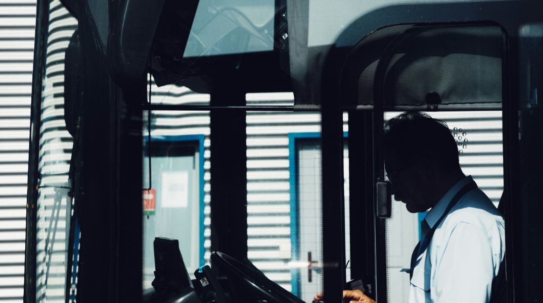 Μύκονος: Οδηγός λεωφορείου έστριβε τσιγάρο ενώ μετέφερε τουρίστες