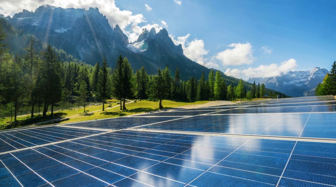 Η Metlen υπέγραψε νέα συμβόλαια 34,8 εκατ. λιρών για έργα ΑΠΕ στο Ηνωμένο Βασίλειο, ενισχύοντας τη θέση της στον τομέα φωτοβολταϊκών και BESS.