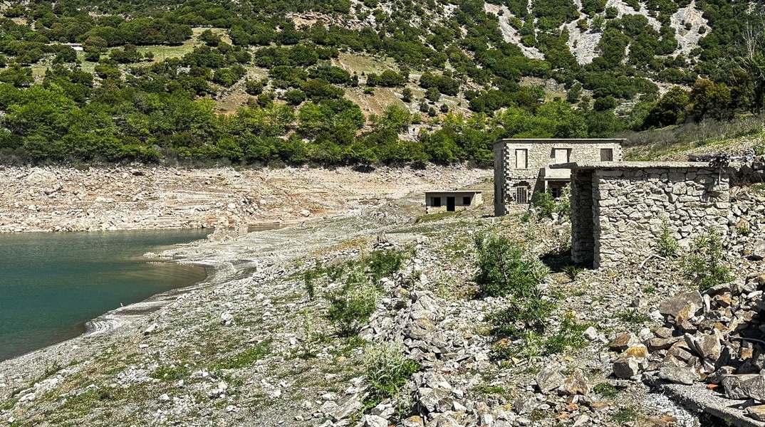 Χαμηλή στάθμη νερού στη λίμνη Μόρνου
