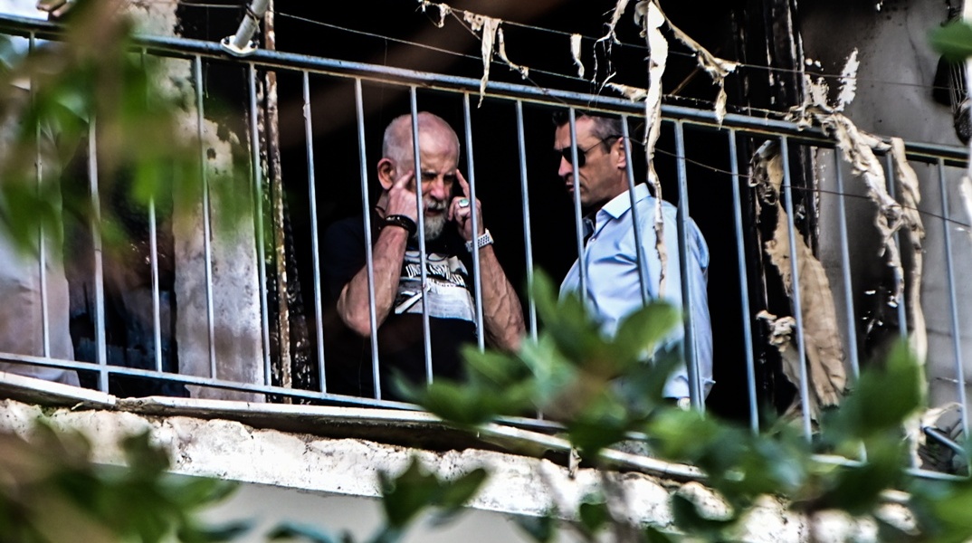 Ο Πέτρος Φιλιππίδης στο μπαλκόνι του διαμερίσματός του