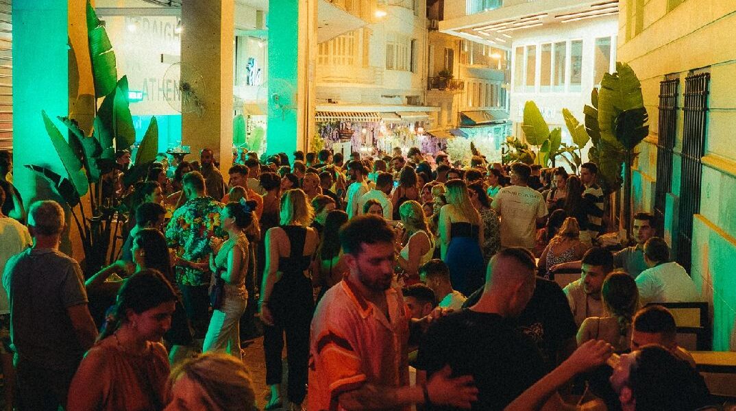 Ραντεβού στα αθηναϊκά μπαρ του Αυγούστου