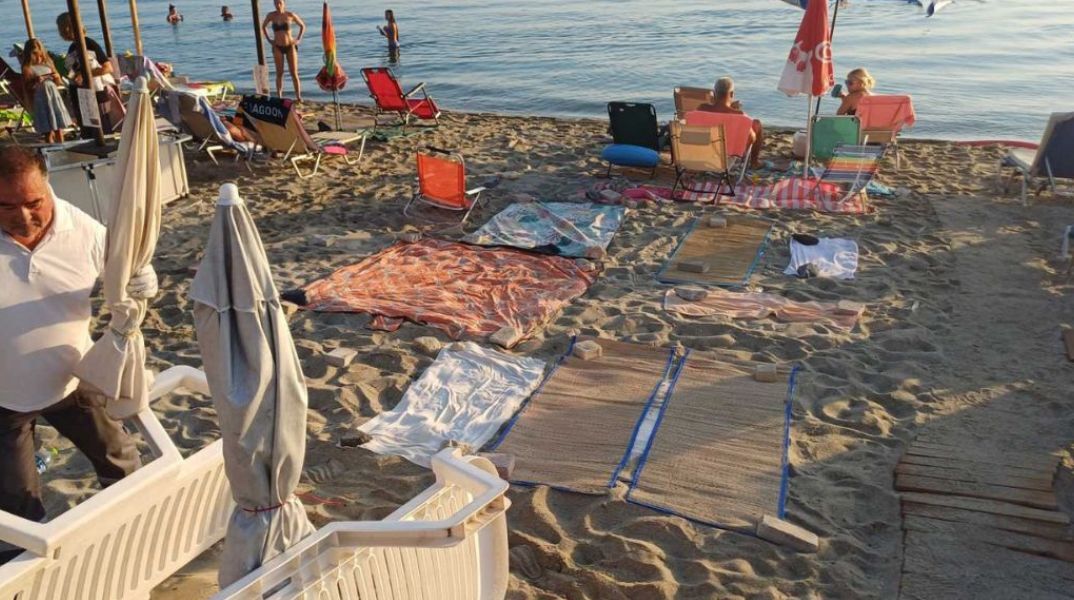 Χαλκιδική: Αφαιρέθηκαν ομπρέλες, ξαπλώστες και πετσέτες από τις παραλίες Πολύχρονου και Καλλιθέας - Συνεχίζονται οι έλεγχοι σε όλη την Κασσάνδρα.