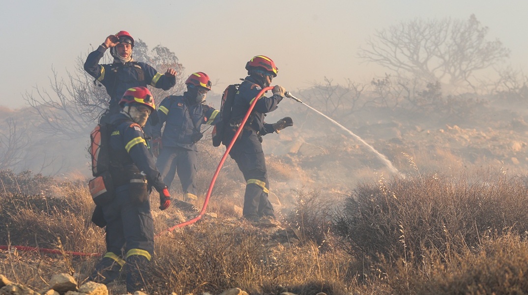 Πυροσβέστες επιχειρούν για την κατάσβεση φωτιάς