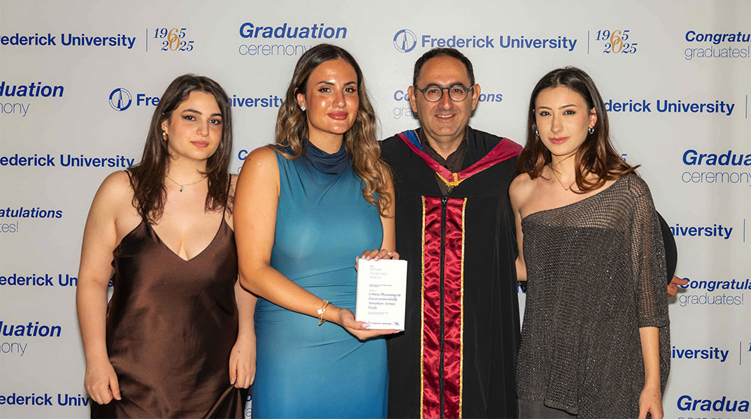 Οι φοιτήτριες με τον Καθ. Βύρωνα Ιωάννου, Πρόεδρο του Τμήματος Αρχιτεκτόνων Μηχανικών