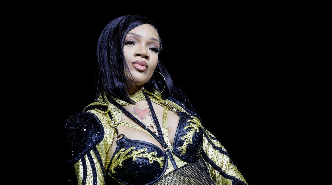 Η ράπερ GloRilla συνελήφθη για κατοχή κάνναβης μετά από διάρρηξη στο σπίτι της και κατηγορεί την αστυνομία ότι αγνόησε το έγκλημα για να συλλάβει εκείνη.