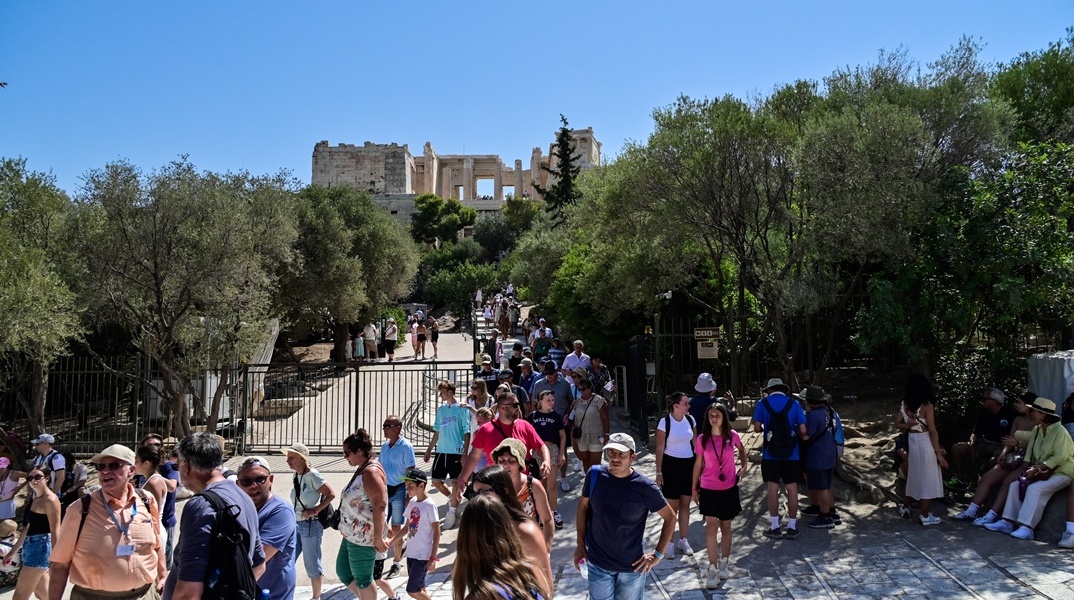 Επισκέπτες στον αρχαιολογικό χώρο της Ακρόπολης εν μέσω καύσωνα