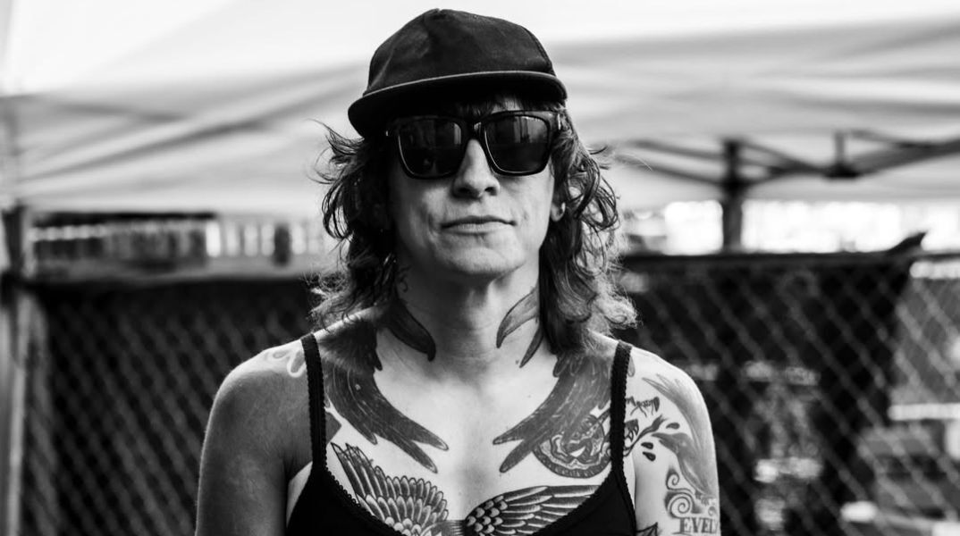 Η Λόρα Τζέιν Γκρέις απαντά στις καταγγελίες της συζύγου της, Πάρις, περί συναισθηματικής κακοποίησης - Παραδέχεται τοξικότητα και ακυρώνει εμφανίσεις.