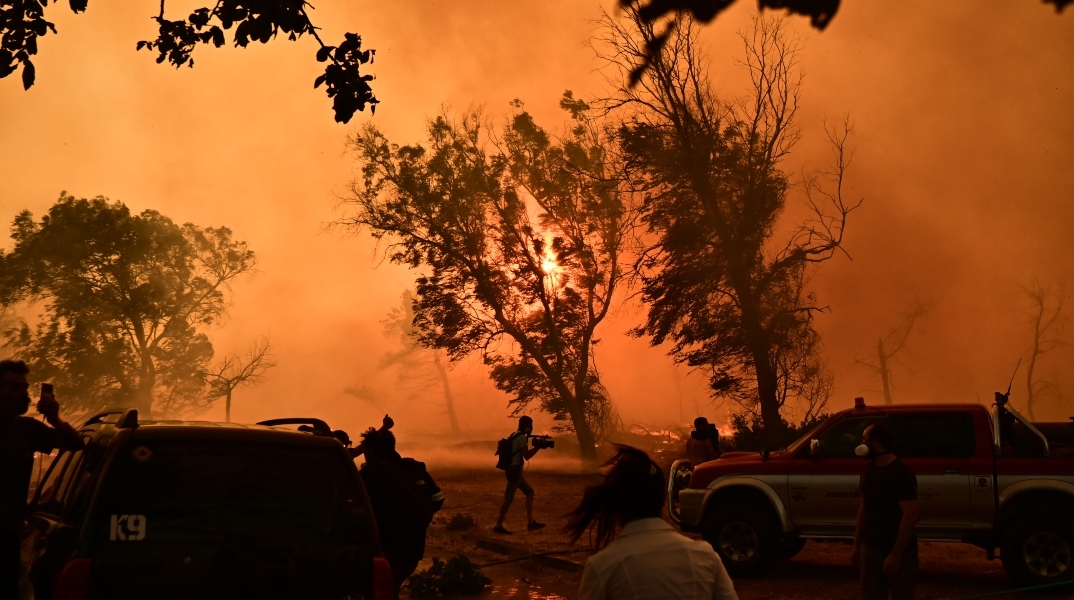 Ολονύχτια μάχη με τις φλόγες σε Εύβοια, Μεσσηνία, Κύθηρα, Κρήτη - Τραυματίστηκαν πυροσβέστες, κάηκαν περιουσίες